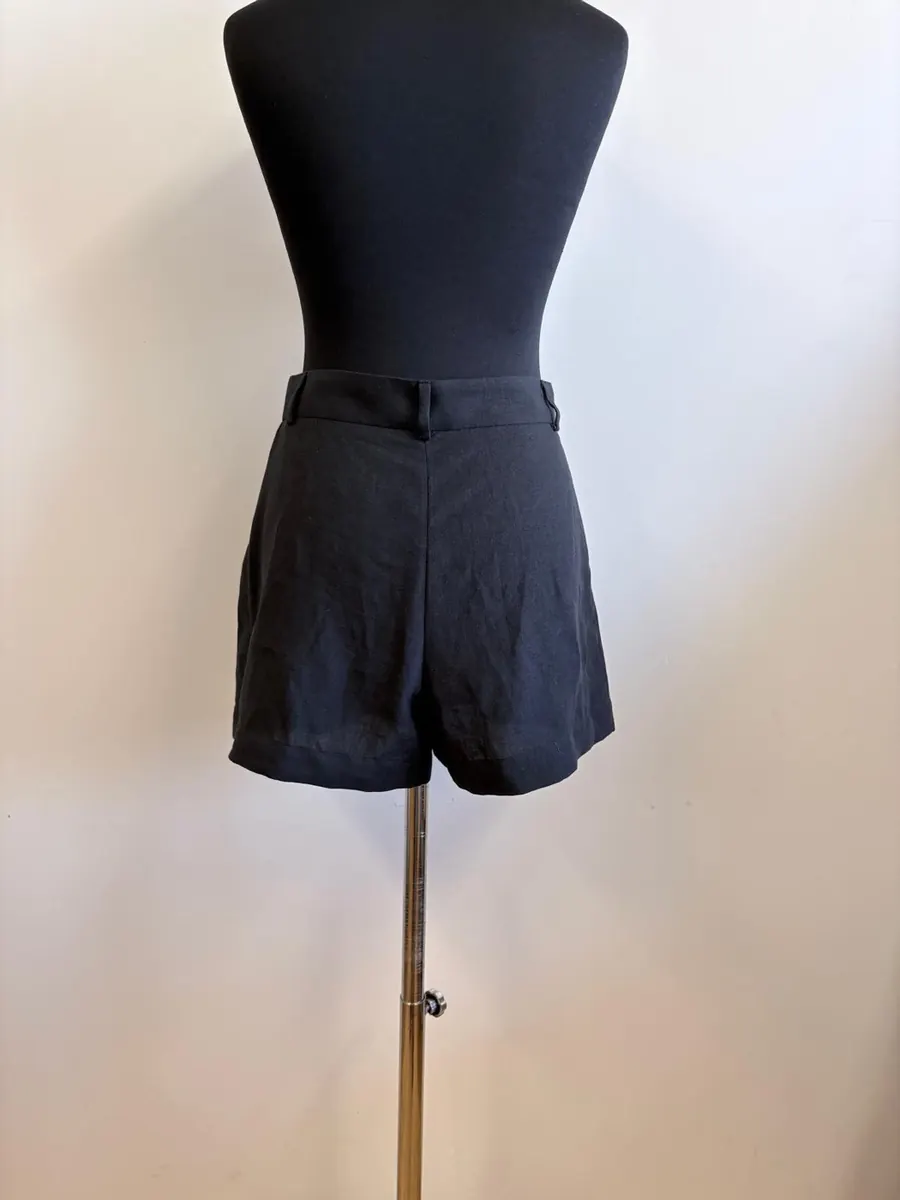 Flared Linen Shorts detail 2
