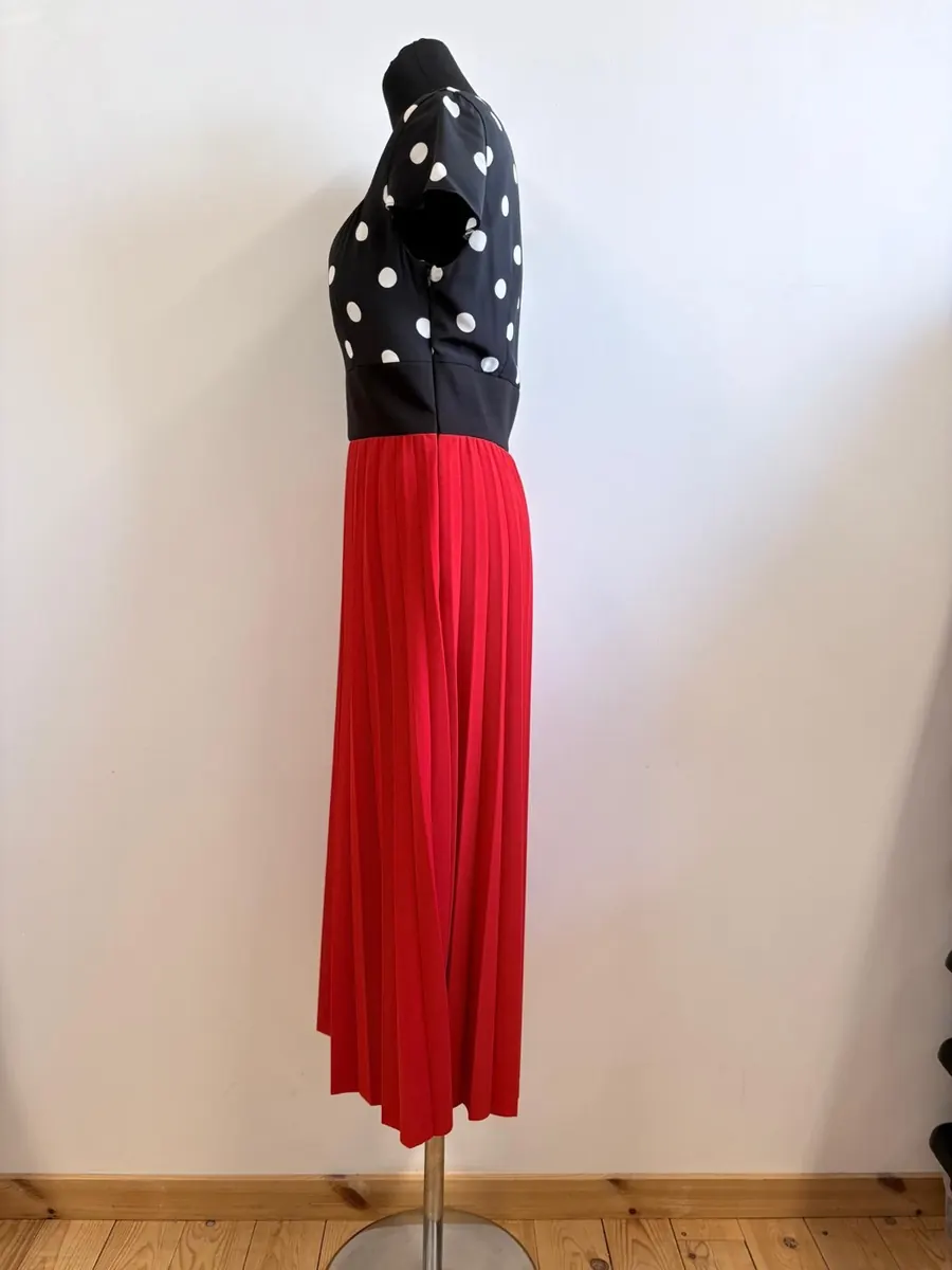 Shaped-Neckline Viscose Dress detail 1
