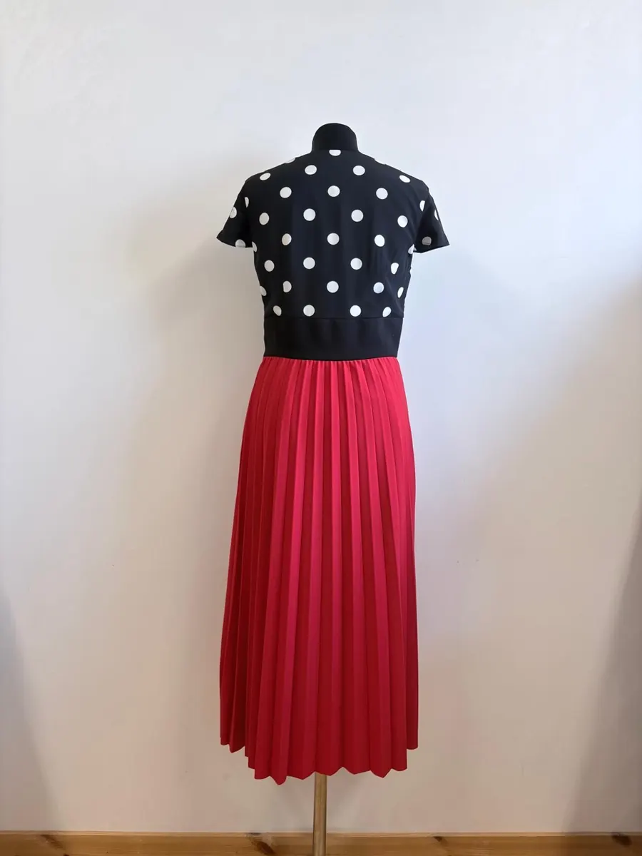 Shaped-Neckline Viscose Dress detail 2